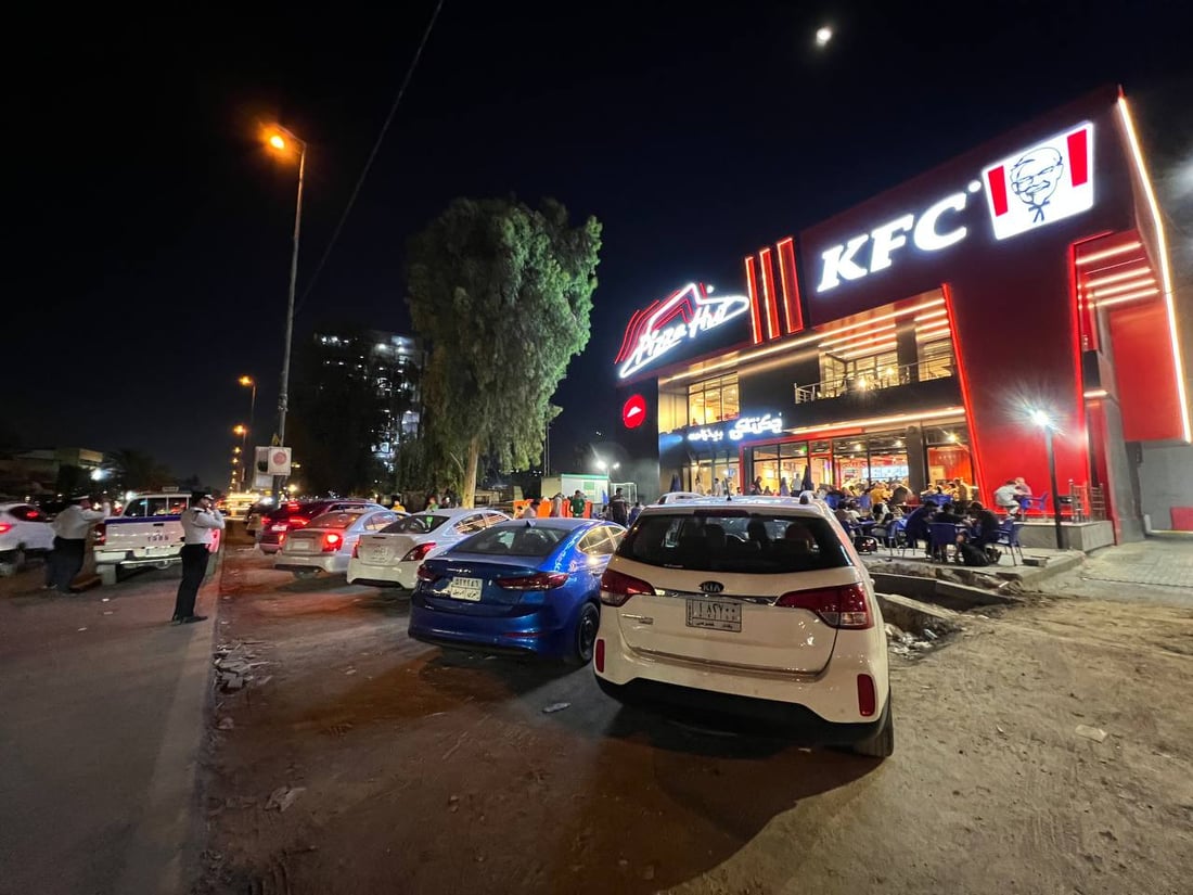 صور من الطوابير أمام KFC بغداد.. العراقيون يجربون النكهة الأميركية بشراهة