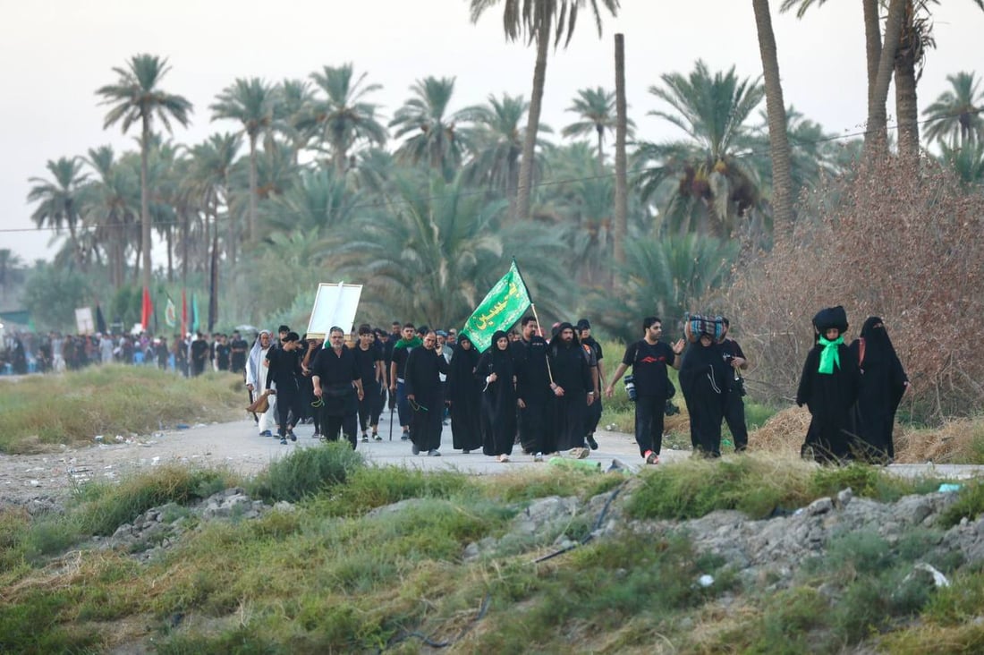 صور من بساتين بابل.. حشود الزائرين تشق طريقها نحو كربلاء مشياً على الأقدام
