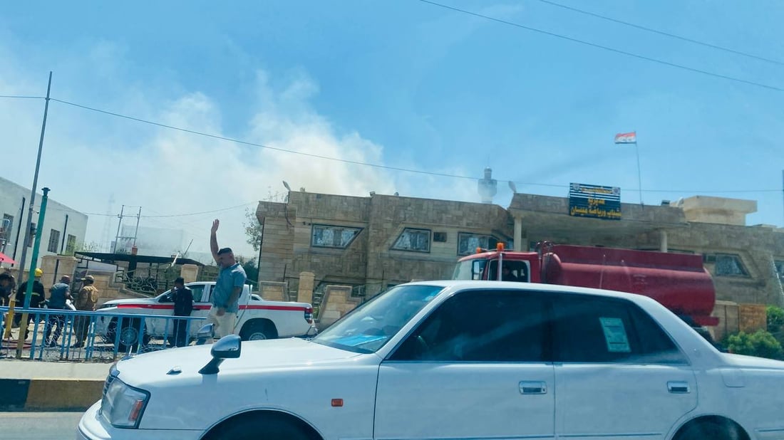 حريق يلتهم الأثاث المخزّن في مديرية شباب ورياضة ميسان.. الجميع بخير (صور)