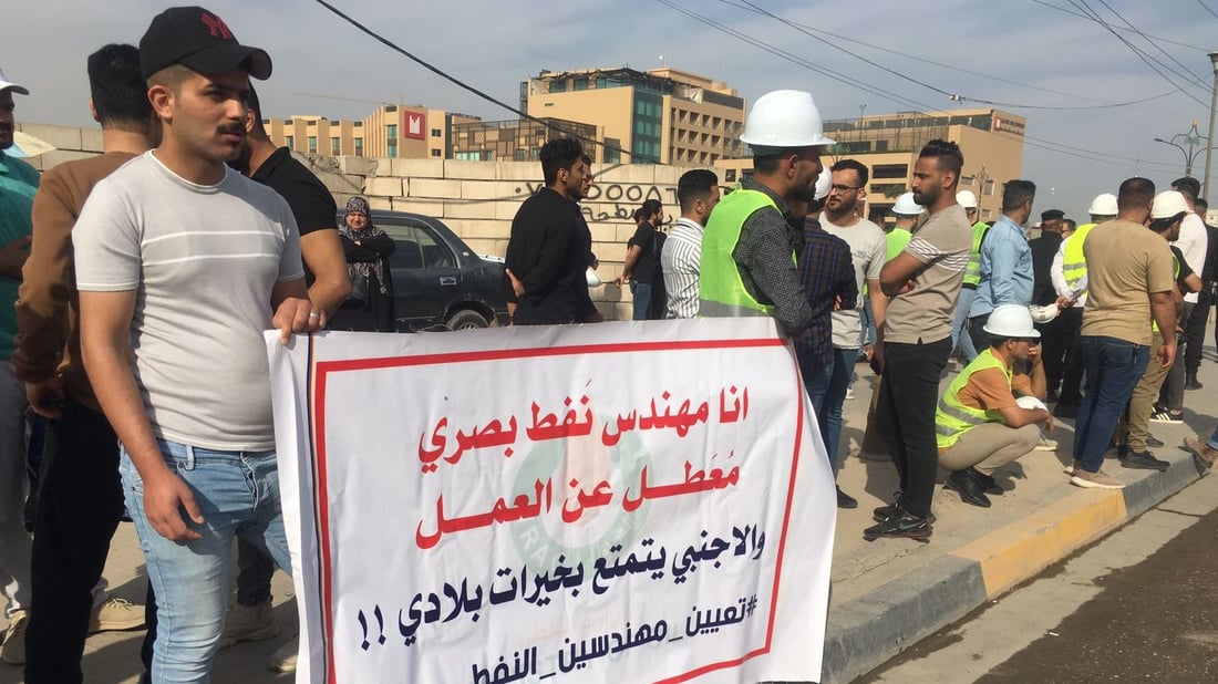 مهندسو البصرة ينتظرون السوداني أمام “الملينيوم”: تفضل وقّع أمر توظيفنا (فيديو)