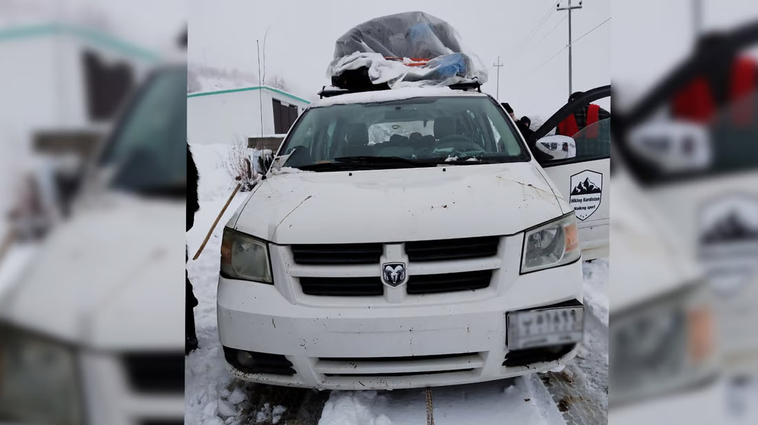 أربيل: فرق الدفاع المدني تنقذ 4 سواح بغداديين علقوا وسط ثلوج جومان (صور)