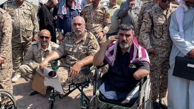 “المالية أخذت عكازنا”.. جرحى الجيش يطوقون أسوار الوزارة بعد قطع راتب المعين