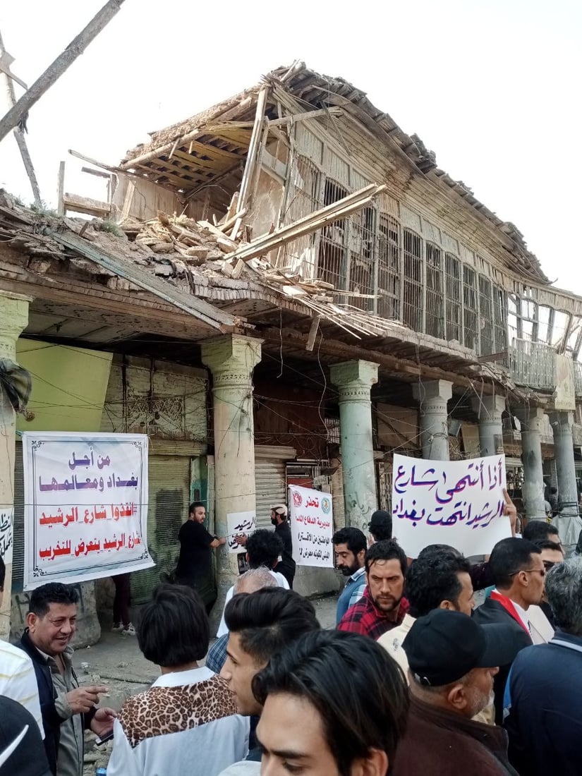 بغداد: تظاهرة فوق ركام مسرح “الهلال” التراثي.. “شارع الرشيد سيختفي”