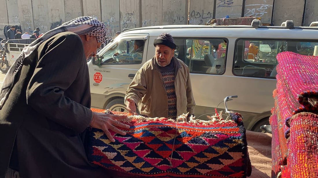الناصرية: حاج رسول يذود عن السجاد العراقي وحيداً.. والأثرياء يعشقون الحجيمي (صور)