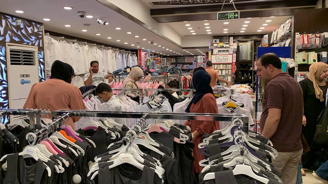 أرقام وصور من سوق سهام العبيدي: تجهيز تلميذ يكلف 100 ألف دينار.. والطالبات أكثر