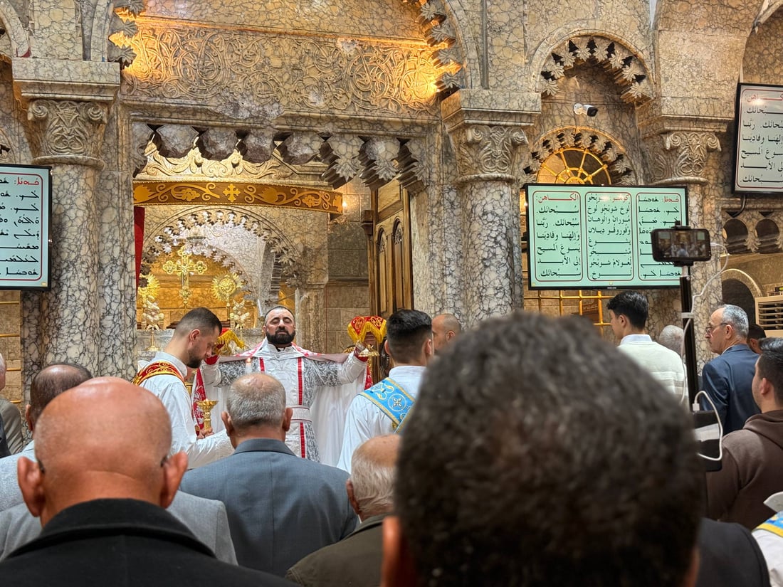صور: سريان برطلة الأرثوذكس يحيون القداس الإلهي.. شموع وأمنيات للعراق