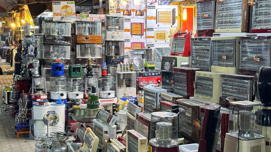 صور من سوق “الصوبات” في الكوت.. لا شيء يتفوق على “البالة اليابانية”