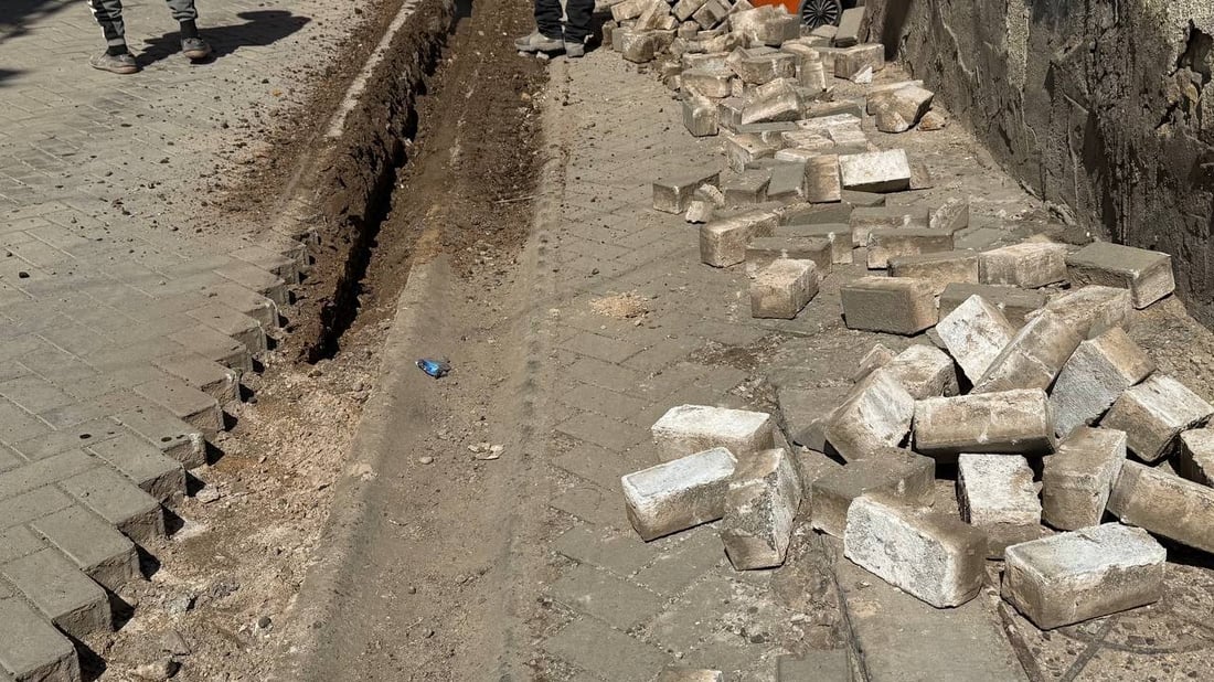 شيوخ أخيار يسهلون المهمة.. الكيبل الضوئي يسير بصعوبة في مدينة الصدر (صور)