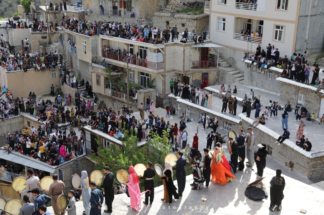 شارەدێی بایەنگان سەرجەم دانیشتوانەكەی هەورامین، خانوەكان لەسەر یەك هەڵچنراون، بەجۆرێك سەربانی ماڵەكان دەبنە حەوشەی ماڵەكانی تر.