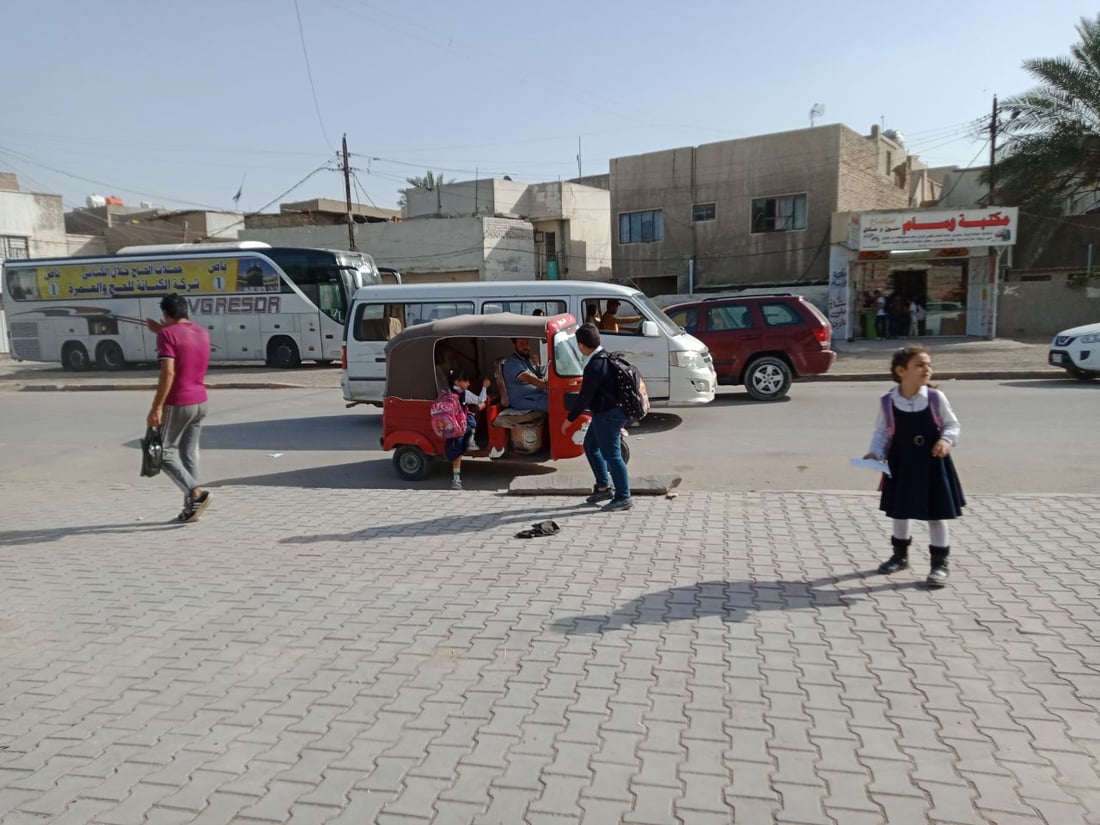 قلق في المشتل من حوادث “التكتك”.. الأهالي يطلبون حضور المرور في شارع المدارس