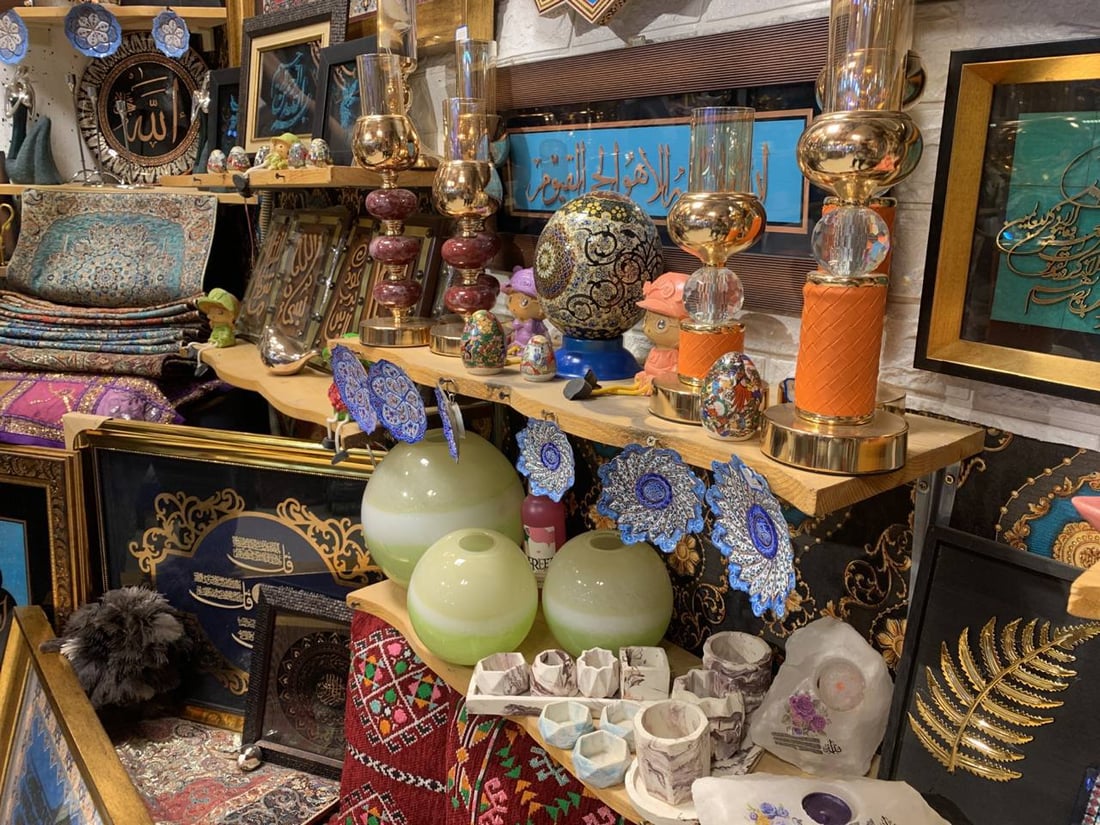 منمنمات وجلسات عربية.. “فيروزيات” تكسر رتابة سوق الكوت بالأنتيك اليدوي (صور)