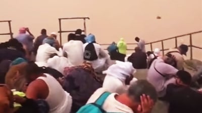 زیارەتکاران لەسەر کێوی “رەحمە” پەنایان بۆ زەوی برد؛ زیانەکان نەزاندراوە