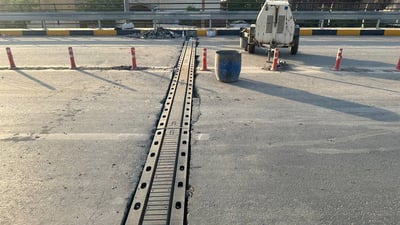 سرقات وخلل في “الجوين”.. جسر الجمهورية الجديد وسط الديوانية مغلق (صور)