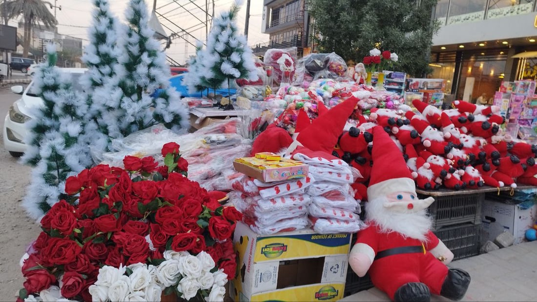 صور: عشاق الحلة ينعشون شارع الجمعية بهدايا الميلاد وإيران تنافس على “بابا نويل”