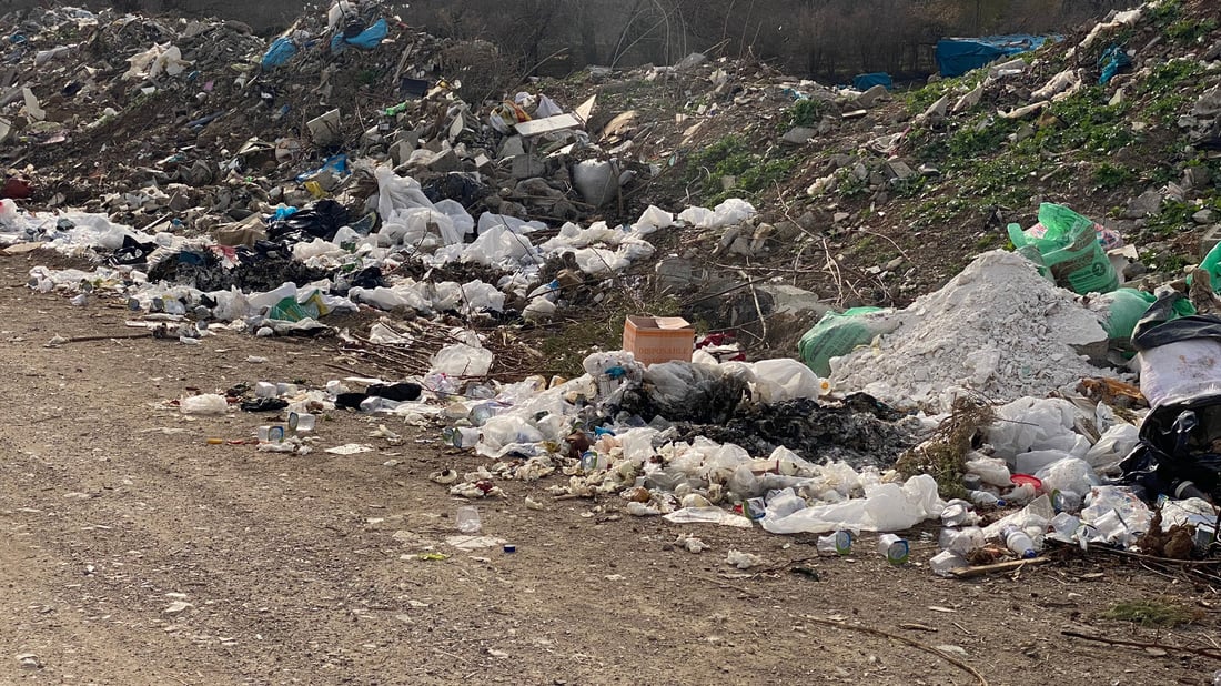 هەڵەبجە: تەنیشت دوو قوتابخانە بووەتە زبڵخانە و مەترسییە بۆ سەر گیانی هاوڵاتیان