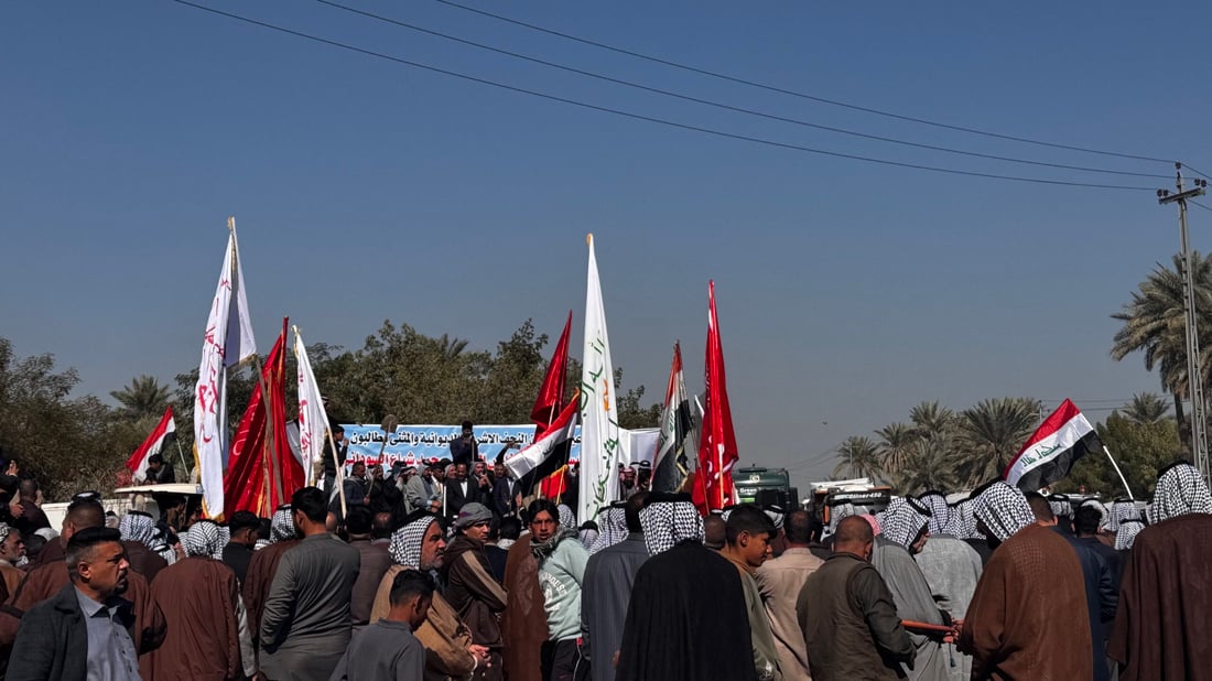 فيديو: فلاحو مفرق غماس يهددون بـ “تشرين ثانية” ويقطعون الطريق بالحاصودات