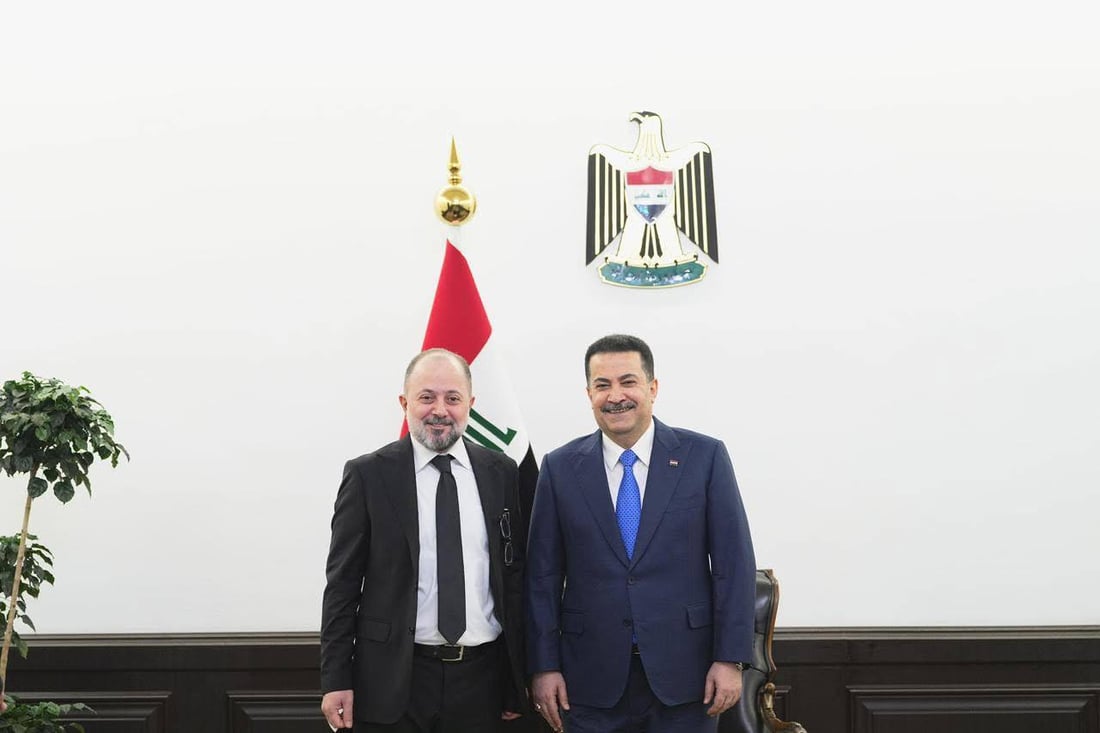 مهند محسن ومحمد عبدالجبار وعدد من الفنانين في مكتب السوداني