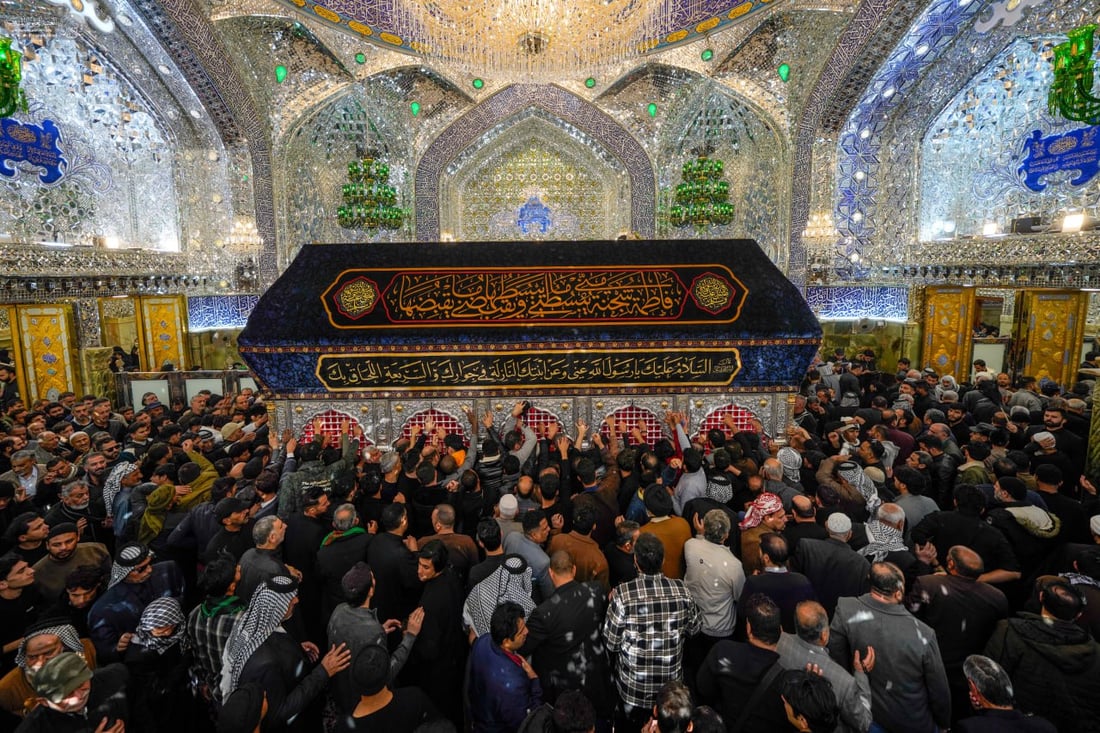 صور: ليلة حزينة في صحن الإمام علي.. حشود الزائرين يحيون ذكرى الزهراء