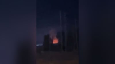 خور عبدالله تشتعل فيه النيران مجدداً.. القصف على قاعدة أم قصر البحرية