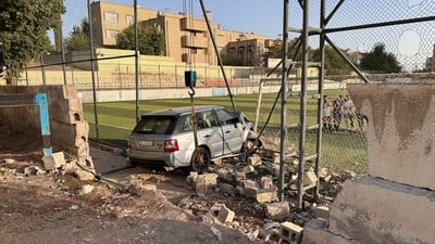 ئۆتۆمبێلێک خۆی کرد بەناو یاریگای زانکۆدا