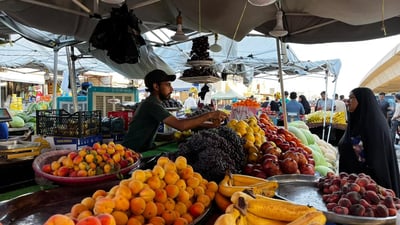 سيدات گرمة علي “يفاصلن على الربع دينار” حتى مع انخفاض أسعار الخضروات (صور)