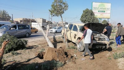 إصابة عسكري يقود “بيك آب”.. اصطدم بعمود على طريق “حلة – كربلاء”