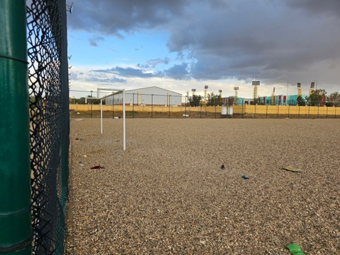 ملعب هيت النظامي يكمل عاماً من التلكؤ بسبب “الثيل”.. بانتظار قرار الألمان (صور)