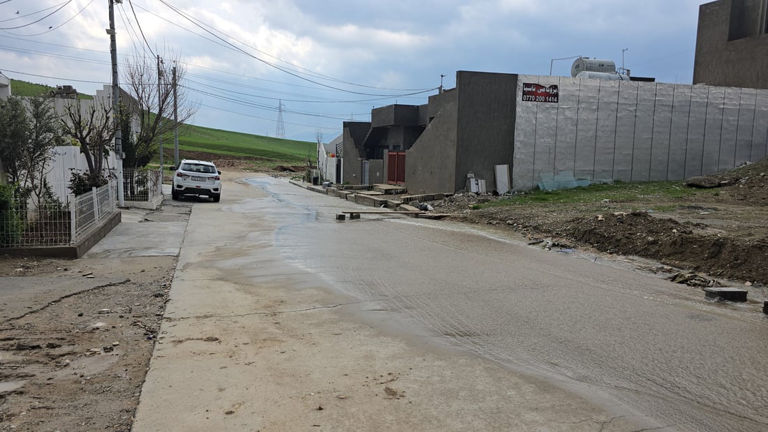 رووبارێکی سەر چیمەنتۆی دروست کردووە