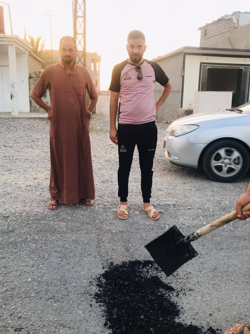 قرية “شكراً” ممتنة لشباب الشرقاط.. جمعوا الإسفلت من الحكومة وبلطوا!
