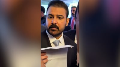 مواطن يفاجئ الزيدي بملف “ابتزاز وفساد” داخل دائرة حكومية (فيديو)