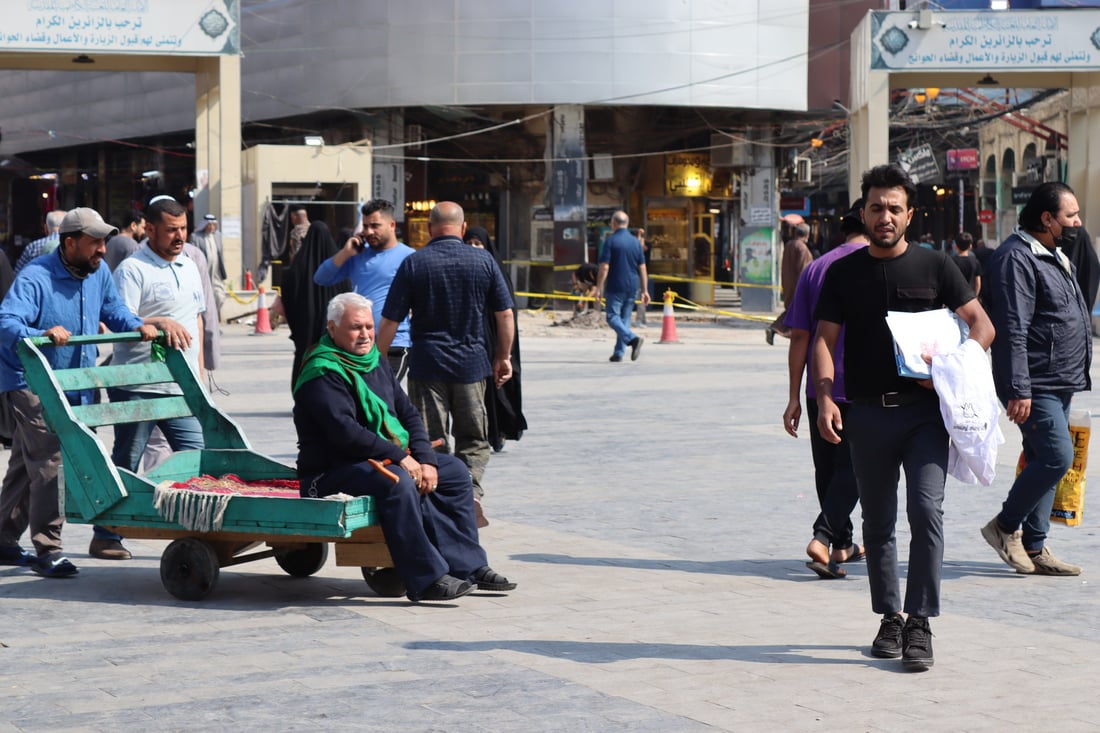 “عربانة الكاظمية” حل وحيد لنقل “العاجزين” من موقف السيارات الى “الحضرة”