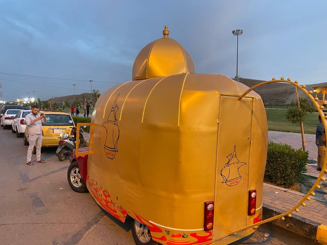 صور: عمر الشريفي حوّل “مازدا” حمراء إلى دلّة تجوب شوارع الموصل وتكرم المارة