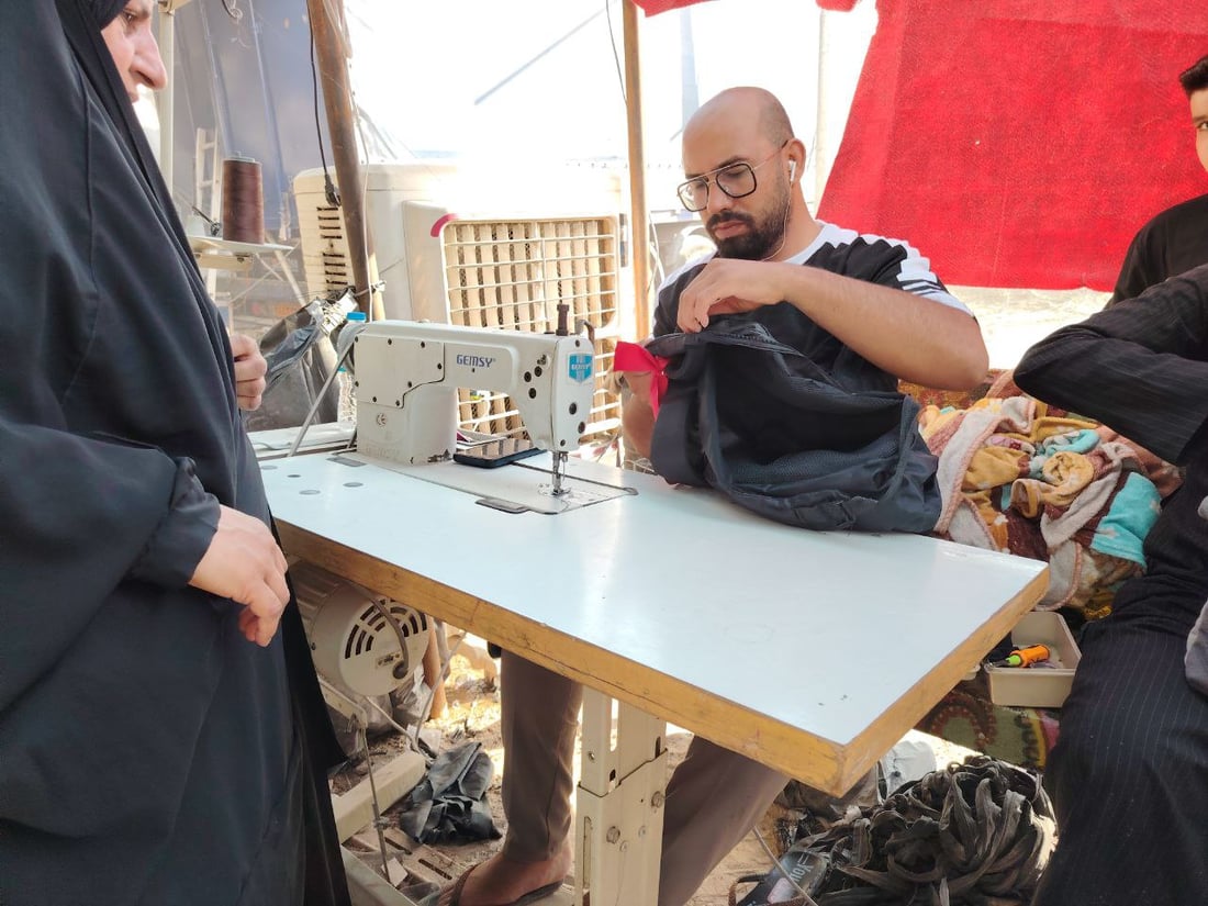 خياطو المشخاب نشروا مكائنهم على طريق المشاية.. خدمة مجانية لإصلاح الحقائب والملابس