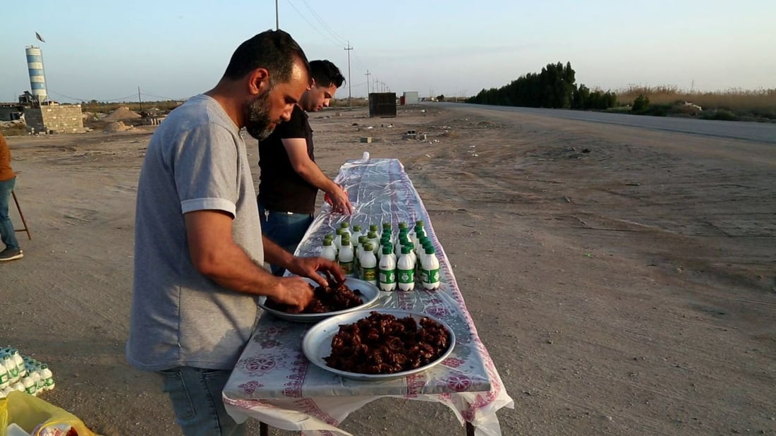 على طريق بصرة بغداد.. شباب السماوة يقدمون اللحم والبرياني للمسافرين