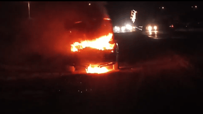 ئۆتۆمبێلێک لە سەرکەپکان بە تەواوی سووتا