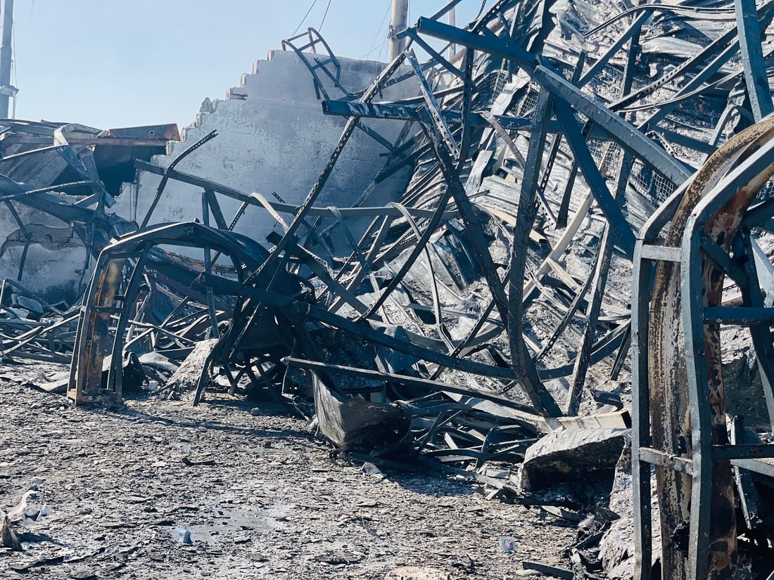 الإطفاء تخمد حريق أربيل الضخم.. شاهد لحظة الانفجار والسيارات المتفحمة