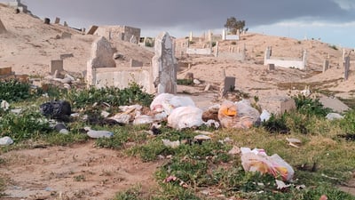 گۆڕستانەکانی خورماتوو لە زبڵ و خاشاک نوقم بوون