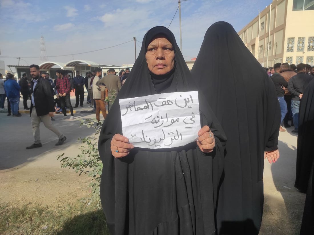 تربية النجف مغلقة منذ يومين.. تظاهرة حاشدة للمحاضرين وأصحاب العقود (فيديو)