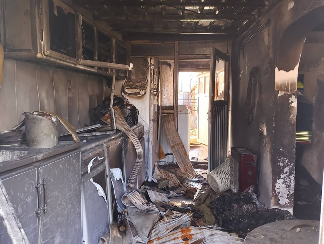 دوو منداڵ ئاگریان لە ماڵێک بەردا 