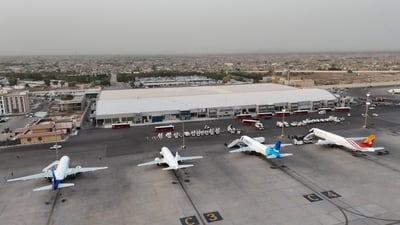 عدسة 964 عند بوابة مطار النجف.. مسافرون عالقون بعد إيقاف الرحلات إلى إيران