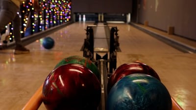 شباب الكوت يولعون بأول صالة “بولينغ”.. “أشهى من البليارد” في العيد (فيديو)