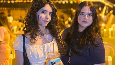 لە قوتابخانەی دانیال میتران سەیری یەکەم یاری فەڕەنسا دەکرێت