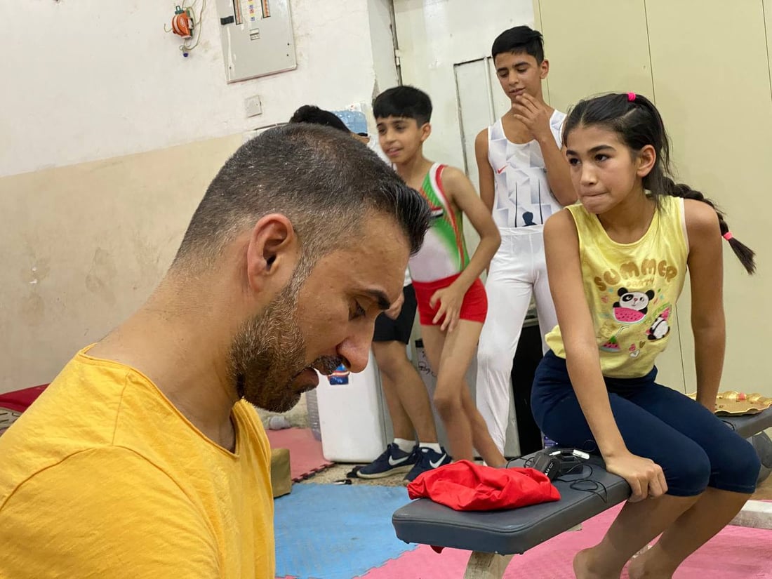 كابتن نوار يدرب أطفال البصرة لذهبية آسيا.. مرح وقساوة في قاعة الجمباز (فيديو)