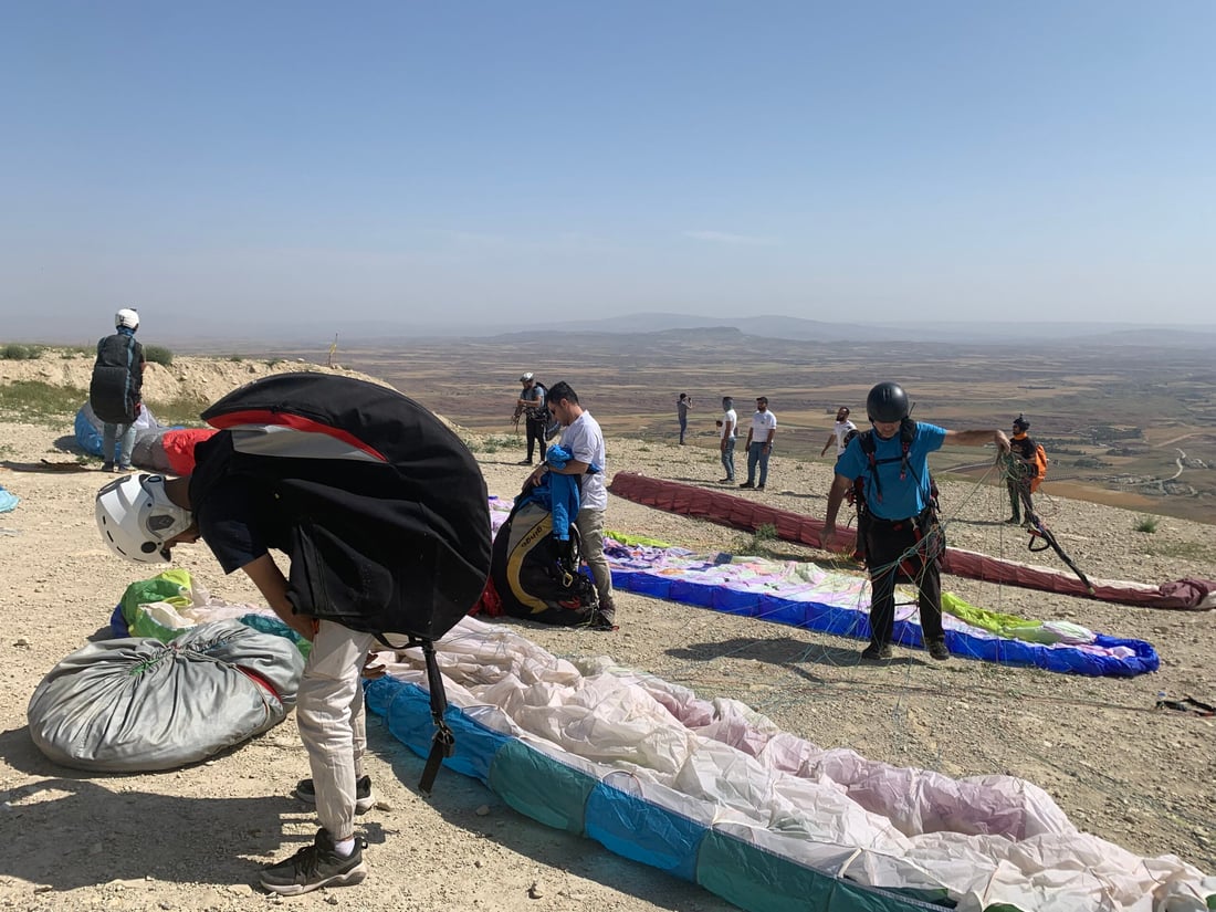 فيديو: 250 عراقياً يطيرون على جبل “هيبت سلطان” بالمناطيد والطائرات الشراعية