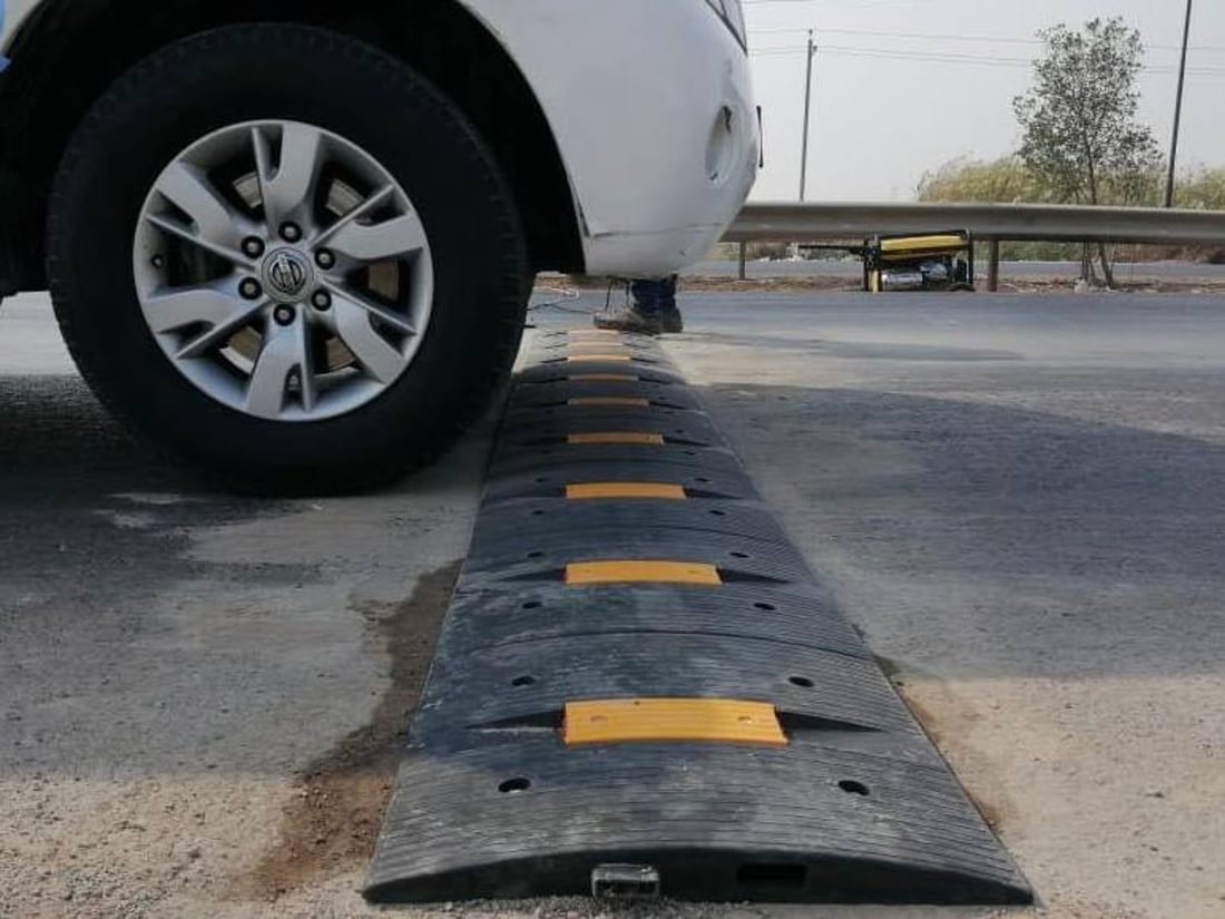 بسماية تزرع المطبات في طريق المتهورين.. “إشارات المرور لم تعمل منذ التأسيس”