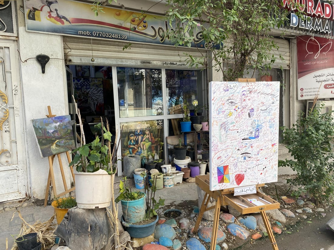 صور: المستقبل غامض وأحبك يا نبأ.. إقرأ ما كتبه الكبار والصغار أمام مرسم الناصرية