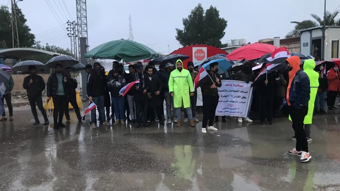 صور: تظاهرتان تحت أمطار البصرة وتهديد باعتصام مفتوح