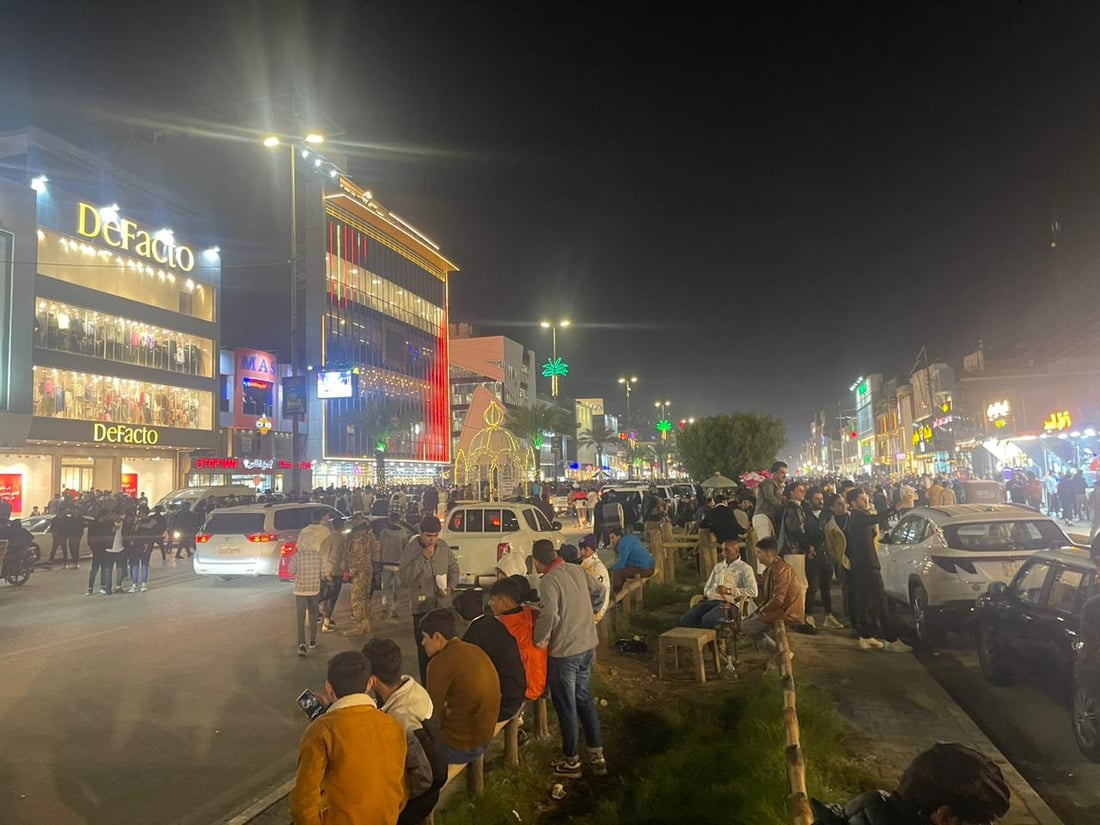 الوضع في شارع السناتر بكربلاء.. عوائل تحتفل ومواكب تطلق أناشيد دينية