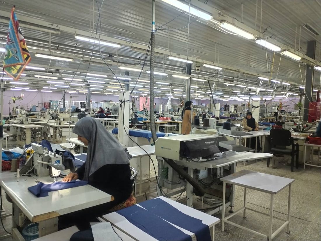 بدلات رسمية وعسكرية صنعت في العراق.. معمل النجف مستعد لرفد الدولة والسوق