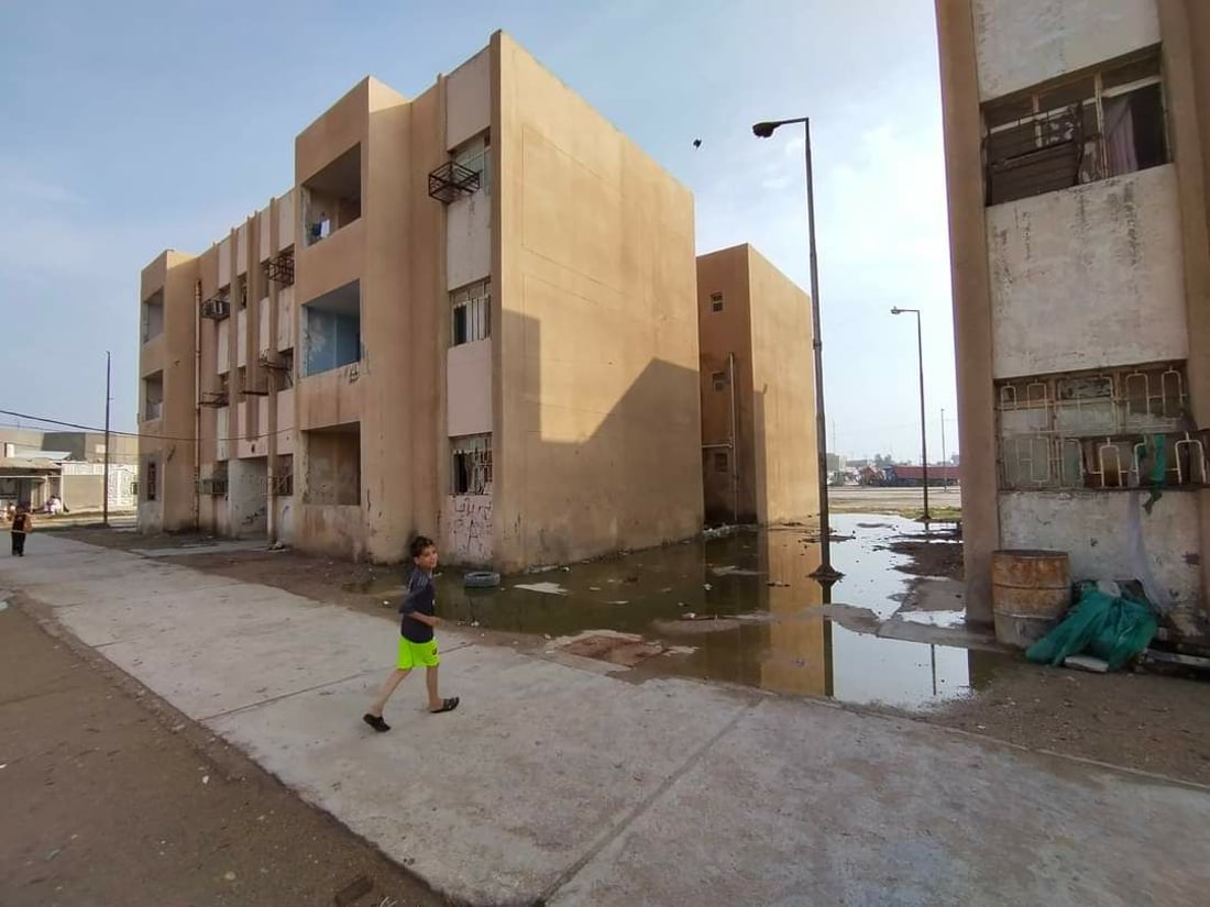 السماوة: السكان يهجرون “أم العصافير” الغارقة بطفح المجاري (صور)